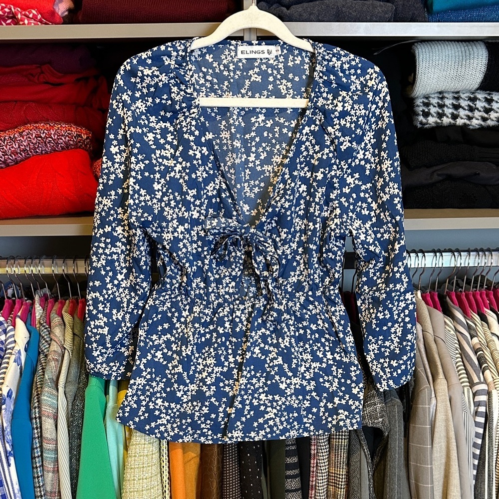 Elings blue/white floral 3/4 sleeve elastic waist front cut out top size S NWOT